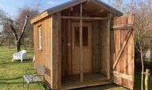 Historisches Reetdachhaus mit Bauwagen und großem Obstgarten