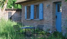 Historisches Reetdachhaus mit Bauwagen und großem Obstgarten