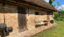 Historisches Reetdachhaus mit Bauwagen und großem Obstgarten