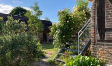 Historisches Reetdachhaus mit Bauwagen und großem Obstgarten