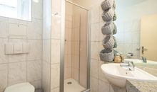 Das Bad mit Dusche und WC