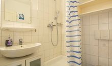 Das Bad mit Dusche und WC