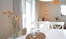 Das Schlafzimmer mit Doppelbett und großem Kleiderschrank