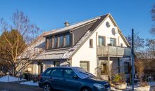 Der Wohnraum mit gemütlicher Couch