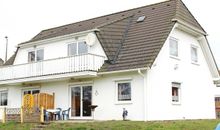 Rückseite mit Balkon und Terrasse
