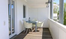 Wohnraum mit Couchecke und Kaminofen