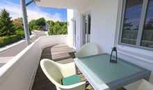 Wohnraum mit Couchecke und Kaminofen