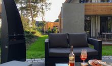Abendterrasse mit gemütlicher Lounge & Grillkamin