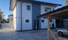 Auffahrt zum Ferienhaus, welches sich in der Mitte befindet