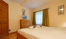 Das Schlafzimmer mit Doppelbett und kleinem Flachbild-TV