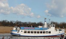 Ausflugsdampfer (Anlegestellen am Museumshafen, in Wieck und Ludwigsburg)