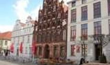 Restaurants und Geschäfte am Markt