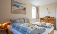 Das erste Schlafzimmer mit Doppelbett