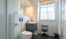 Das Tageslicht-Bad mit Dusche und WC