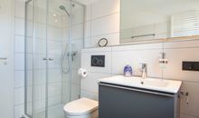 Das Tageslicht-Bad mit Dusche und WC