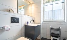 Das Tageslicht-Bad mit Dusche und WC