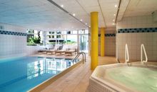 Der moderne Wohnbereich mit Couchgarnitur und Zugang zur großen Terrasse