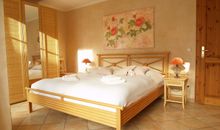 Das erste Schlafzimmer mit Doppelbett und großem Kleiderschrank