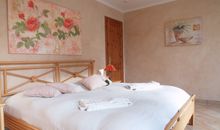 Das erste Schlafzimmer mit Doppelbett