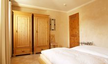 Das zweite Schlafzimmer mit Doppelbett und großem Kleiderschrank