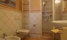 Das Badezimmer mit Dusche und WC