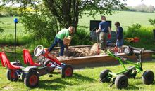 Go-Karts und Sandkasten