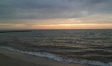Strand bei in Abenddämmerung
