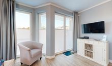 Wohnzimmer mit Balkon, TV