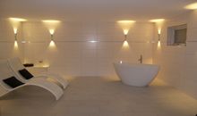 Wellnessbereich mit Badewanne