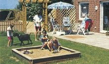 Der Wintergarten ist ausgestattet mit Ofen, Kühlschrank, Geschirr und Gläser.