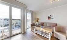 ..mit Schlafcouch und Ausgang zum Balkon