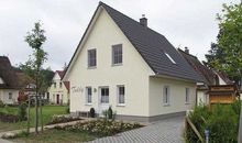 Ferienhaus Toddy mit Rosenbeet und Auffahrt