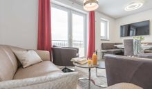 Blick vom Bistro auf unsere Naturoase und die Uferhäuser