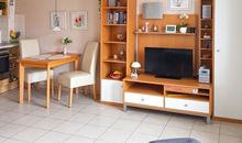 Achtern Diek Whg. 22 - Blick vom Sofa auf den TV und den Essbereich