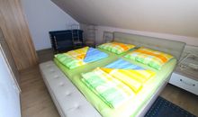 Schlafzimmer mit Doppelbett