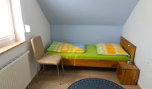 Schlafzimmer mit zwei Einzelbetten