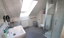 Badezimmer mit Dusche und WC