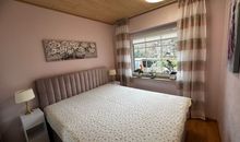 Schlafzimmer mit Boxspringbett
