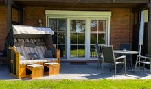 Möblierte Terrasse mit eigenem Strandkorb für die perfekt Erholung.