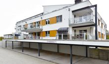 Gebäudeansicht mit Carportstellplatz