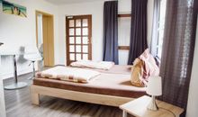 modernes gemütliches Schlafzimmer