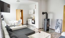 Wohnzimmer mit offener Küche