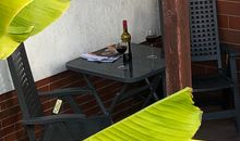 kleine Terrasse mit Bananenpalmen