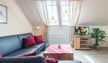 Wohnbereich mit TV und Lederecksofa