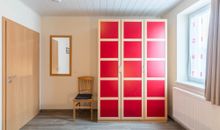 Schlafzimmer mit Kleiderschrank
