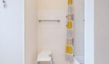 Dusche mit Duschhocker