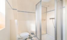 Bad mit Dusche und WC