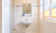 Badezimmer mit Fenster