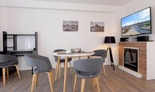 Wohnzimmer Couch und Relax-Sessel