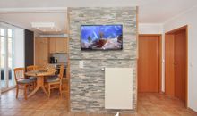 Wohnzimmer Essecke und TV